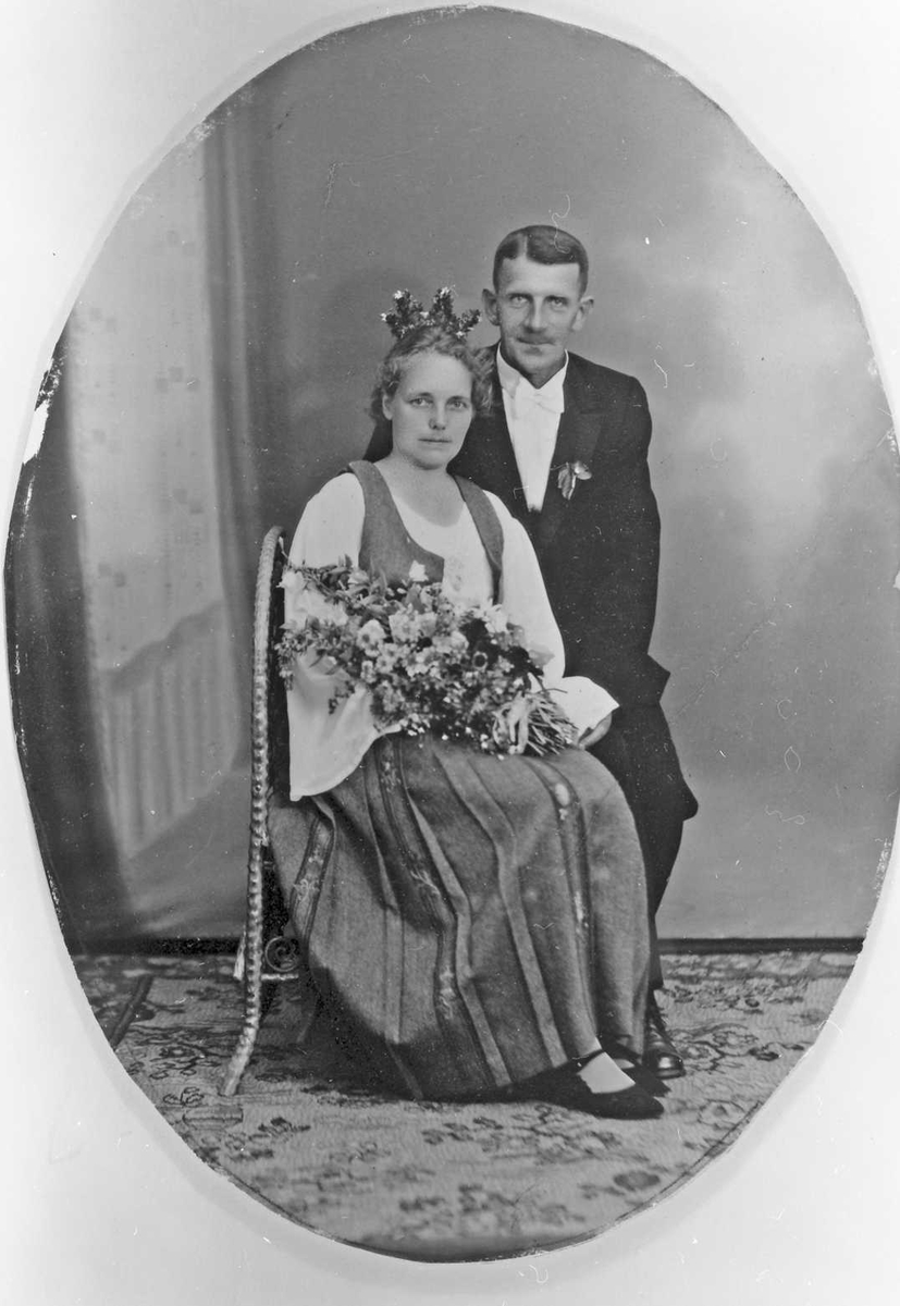 Rachel Haarseth, Brudebilde, klær, krone, brudebukett.