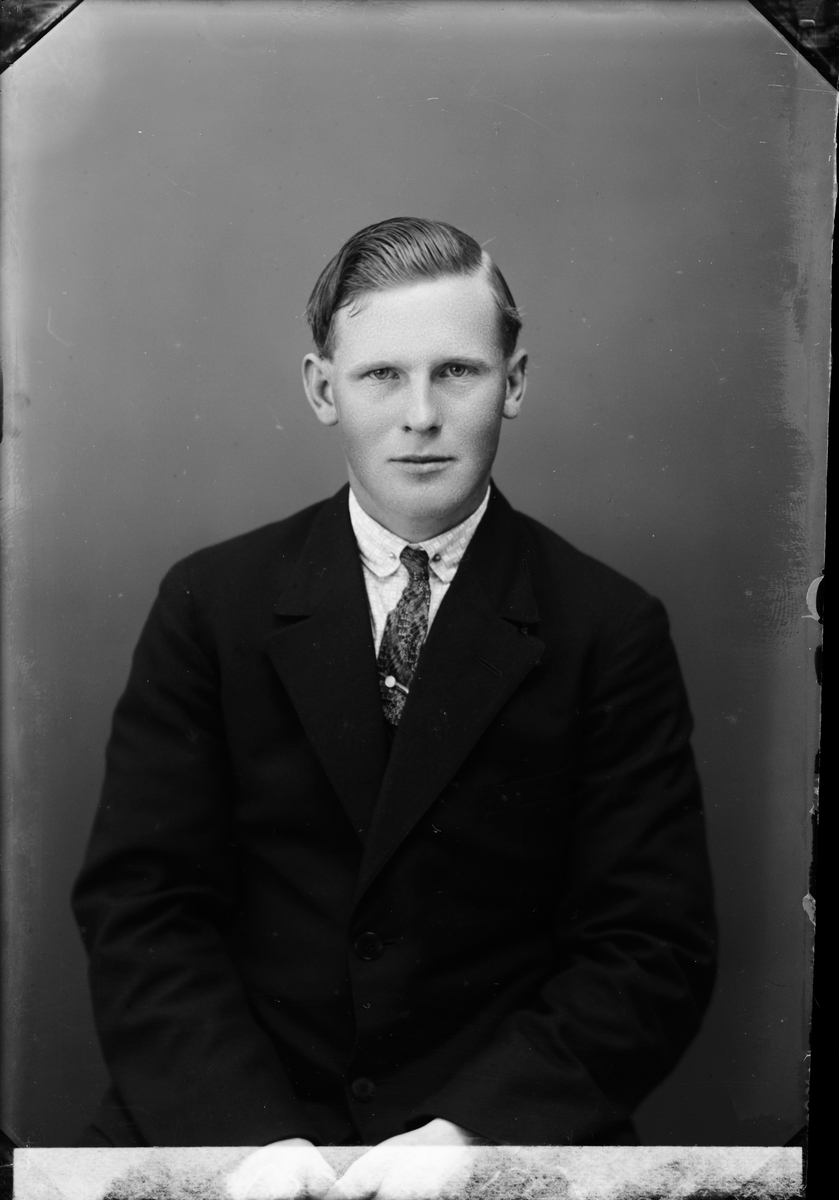 Skötsner-Edhlund, Ateljéporträtt - Erik Österblom från Söderby, Börstil socken, Uppland