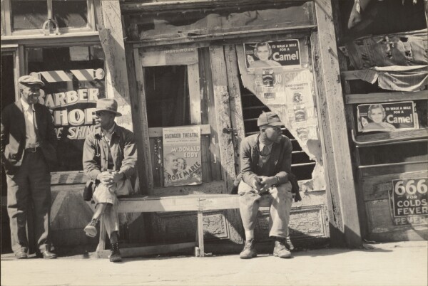 Walker Evans, [Street Scene, Vicksburg, Mississippi]