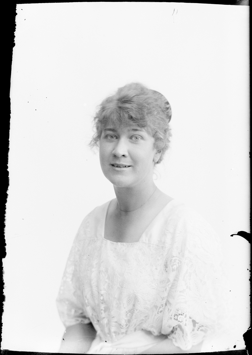Skötsner-Edhlund, Ateljéporträtt - kvinna, Östhammar, Uppland