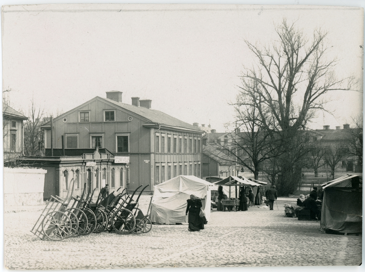 Okänd,, S:t Eriks torg med Walmstedtska gården i bakgrunden, Uppsala