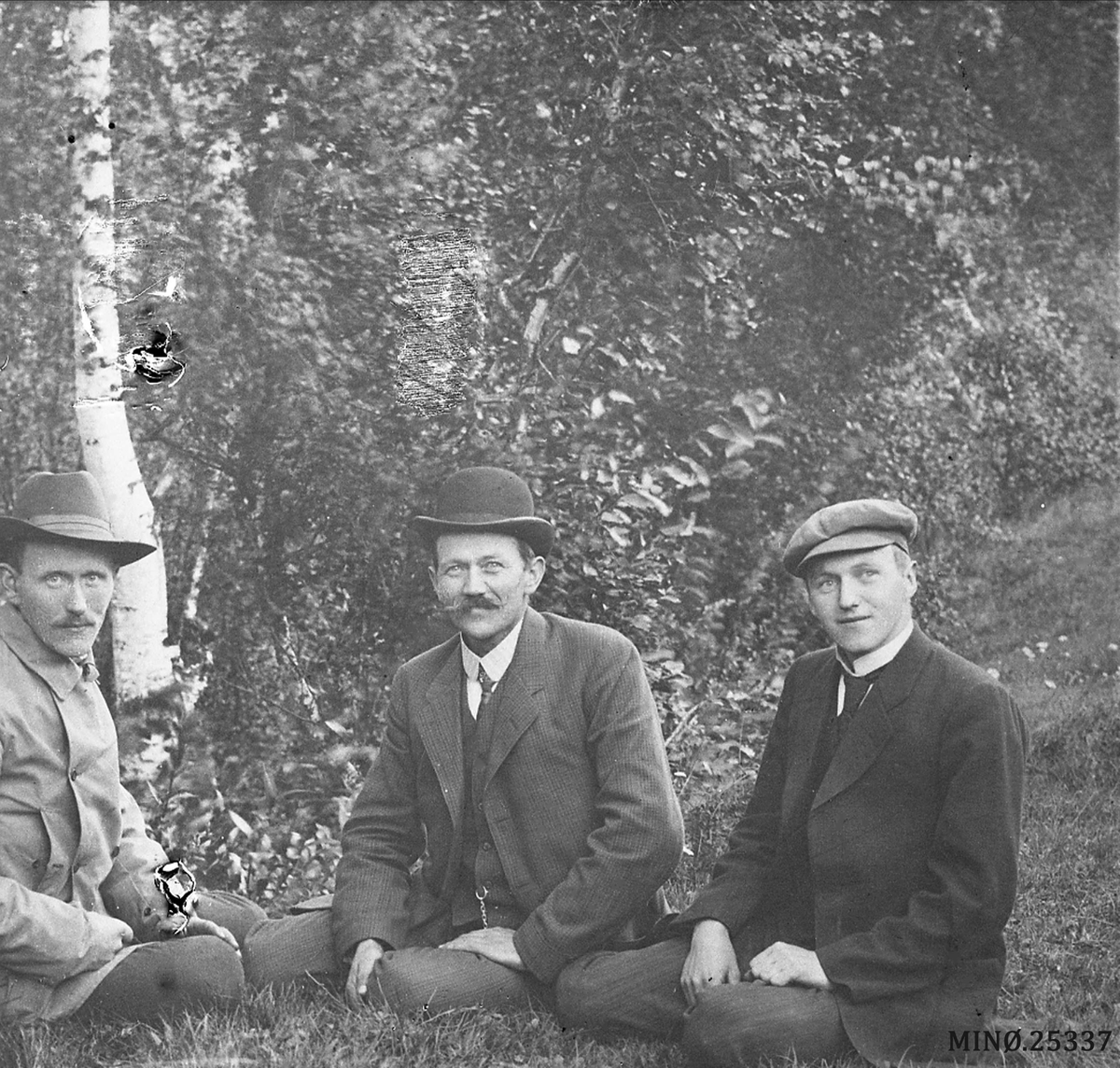 Ukjent, Tre menn i naturen. Ole Eggen (1885-1960), Einar (Ener) Sørberget (1871-) og Erik Th. Helstad (1890-1980)