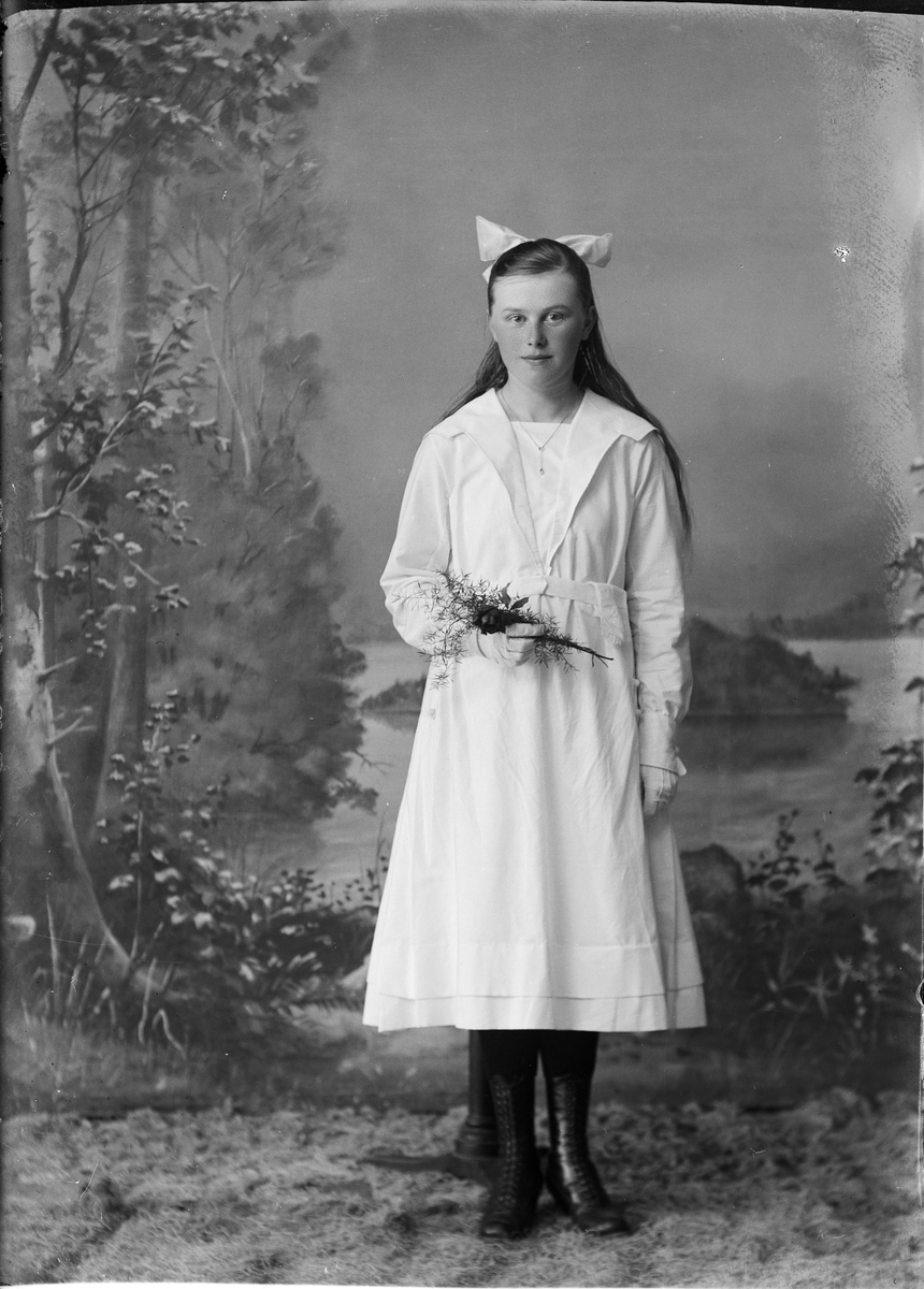 Skötsner-Edhlund, Ateljé portrait - Astrid Andersson from Raggarön, Börstil socken, Uppland 1922