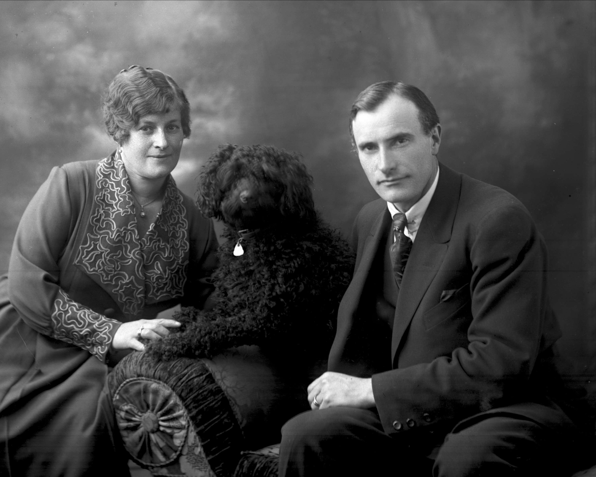 Gustav Borgen, Gruppeportrett, mann og kvinne med hund i midten.