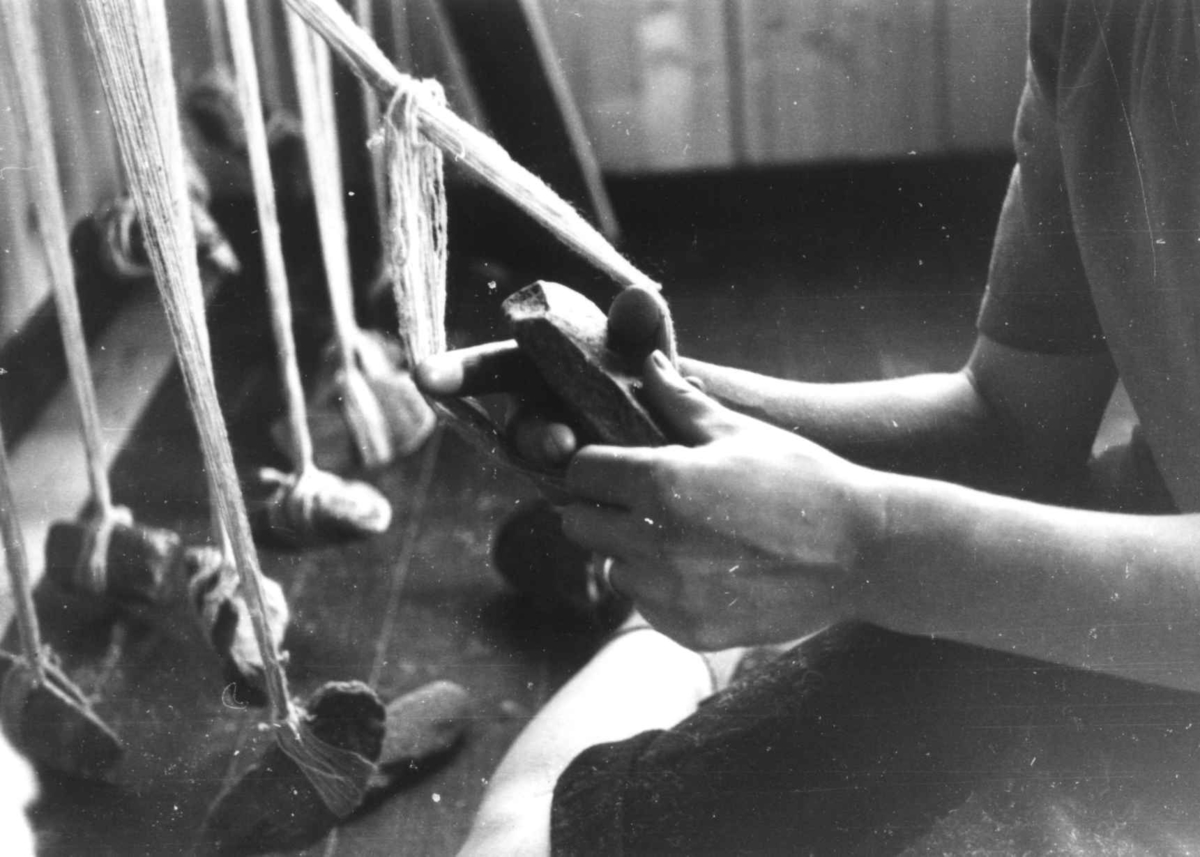 Anna Grostøl, Greneveving. Steinlodd blir festet til renningen. Lyngen, Troms 1947.