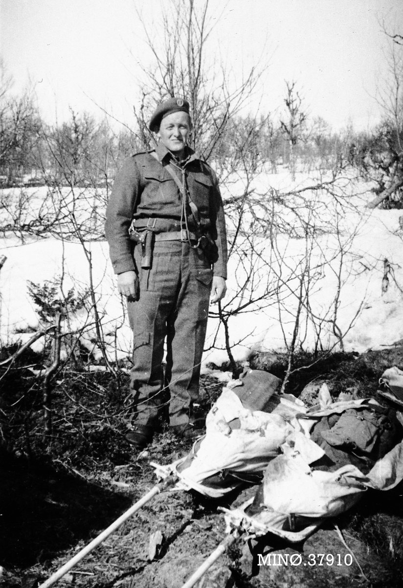 Oddvar Dobloug, Lars Holen oppstilt i ny uniform som kom med slipp.