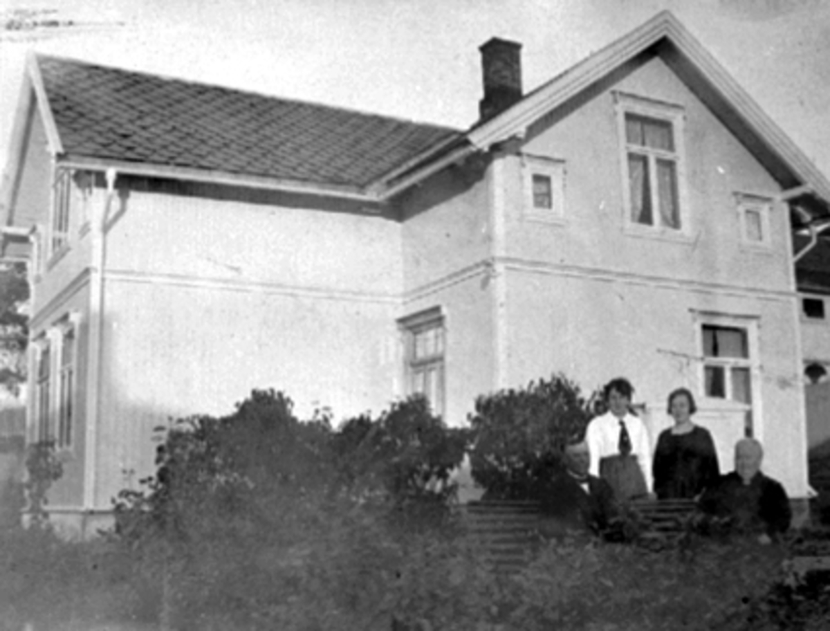 Anno Domkirkeodden, Sverdrupsgate 34, (tidligere Dæhliegate 12) eksteriør. Lokomotivfører Jens Hummelseth, Louise Hummelseth. Bak f.v. Anna Hummelseth, Marie Hummelseth.