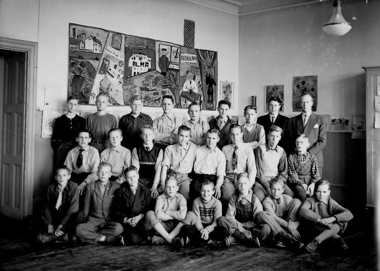 Sven Lindskog, Vasaskolan, klassrumsinteriör, 23 pojkar med lärare Herman Erlandsson. Klass 8B, sal 5.