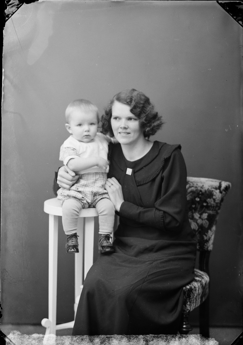 Skötsner-Edhlund, Ateljéporträtt - Ester Jansson med en liten pojke, Uppland