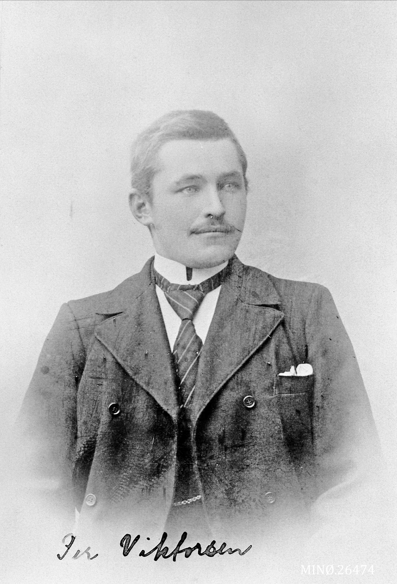Henrik Augustinsson Stinessen, Portrett av mann. Per Wiktorsen Lappland f. 28. 5. 1877. Reiste til Amerika. registrert også på bilde 026497.