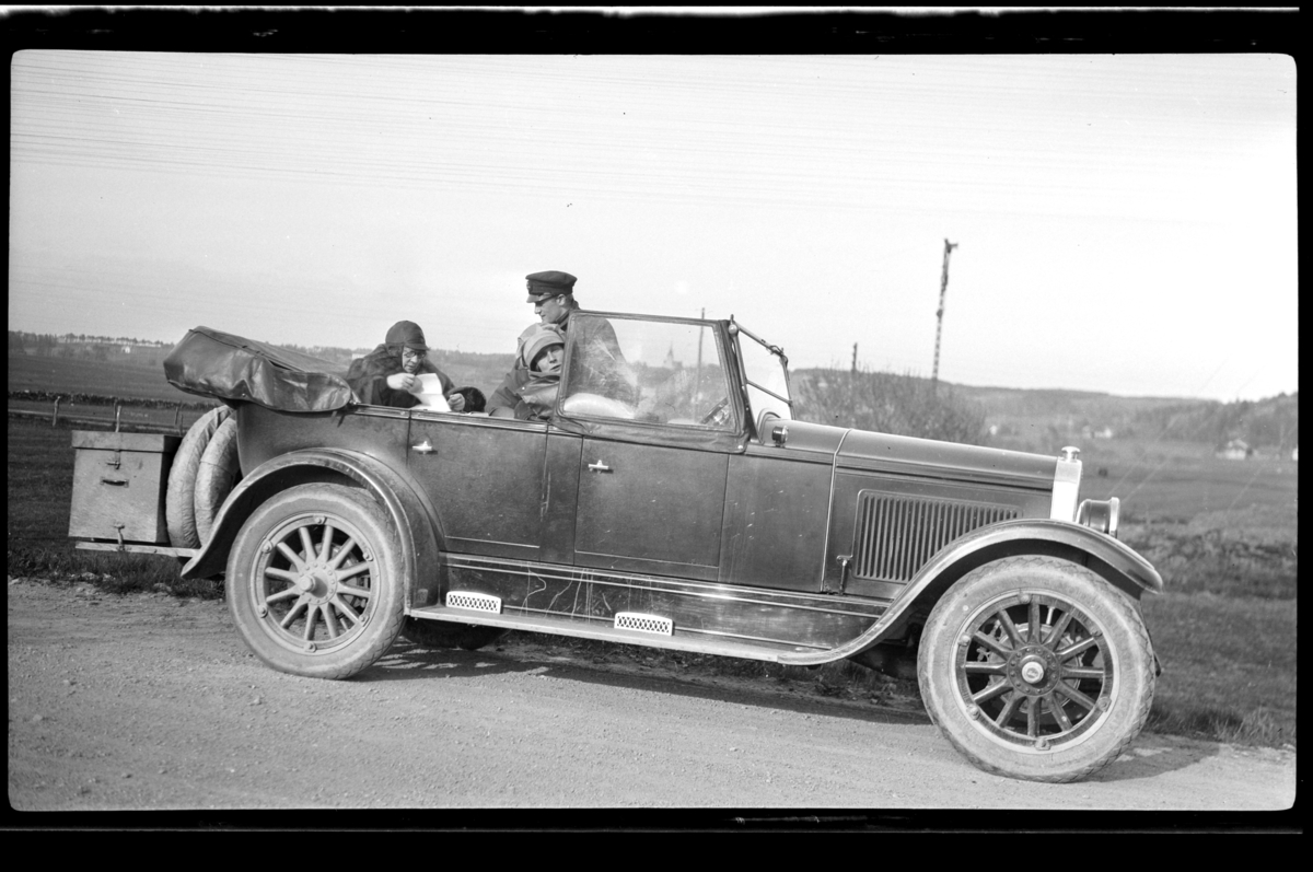 Rolf Sr. Sundt, Sigrid Sundt, Hilda Sundt og Peter Ingvard Sundt sitter i Rolf Sundt sr.'s Buick. Fotografert 1927.