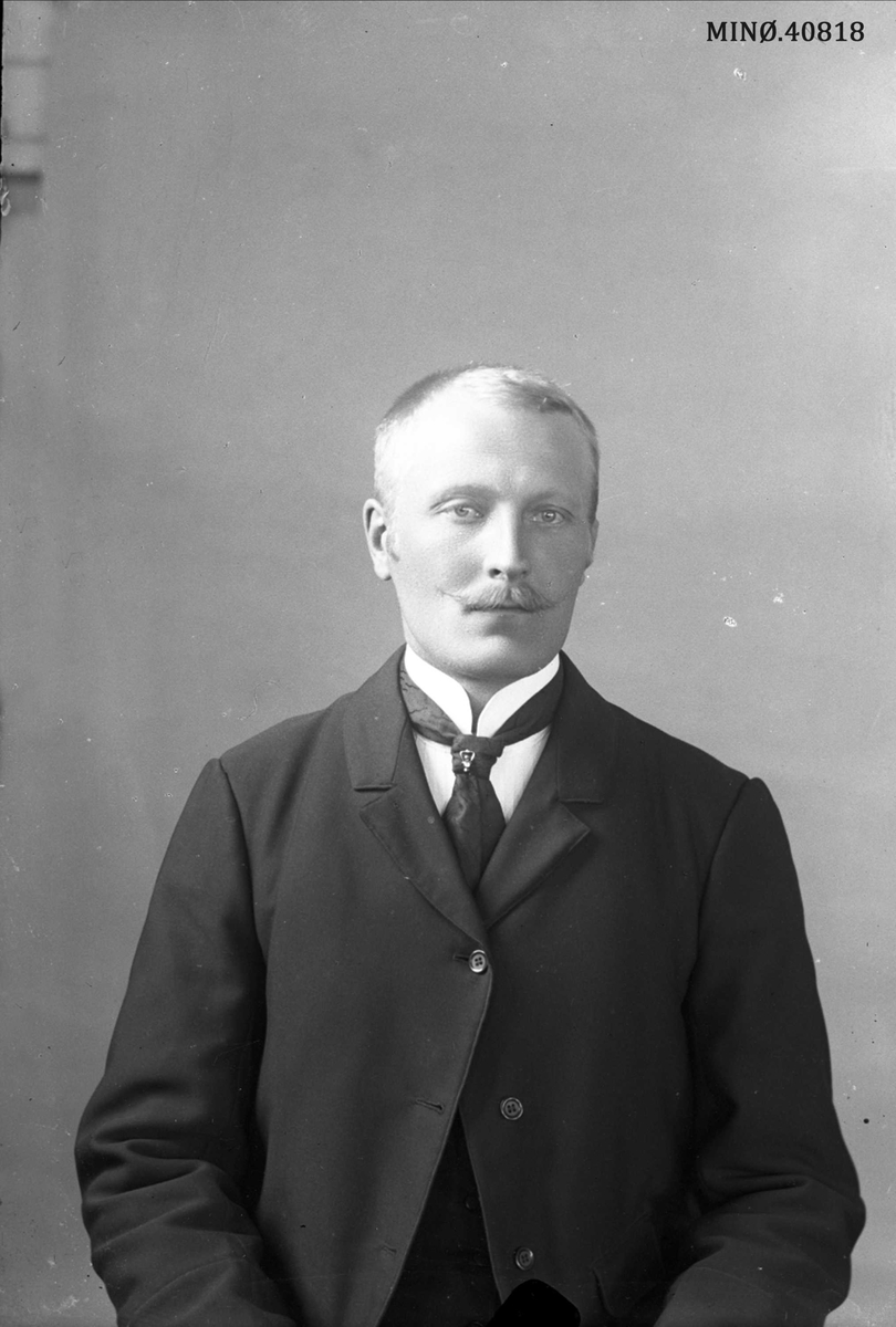 Oscar Holte, Portrett av mann