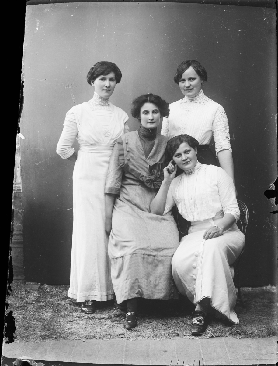 Skötsner-Edhlund, Ateljéporträtt - fyra kvinnor, Östhammar, Uppland