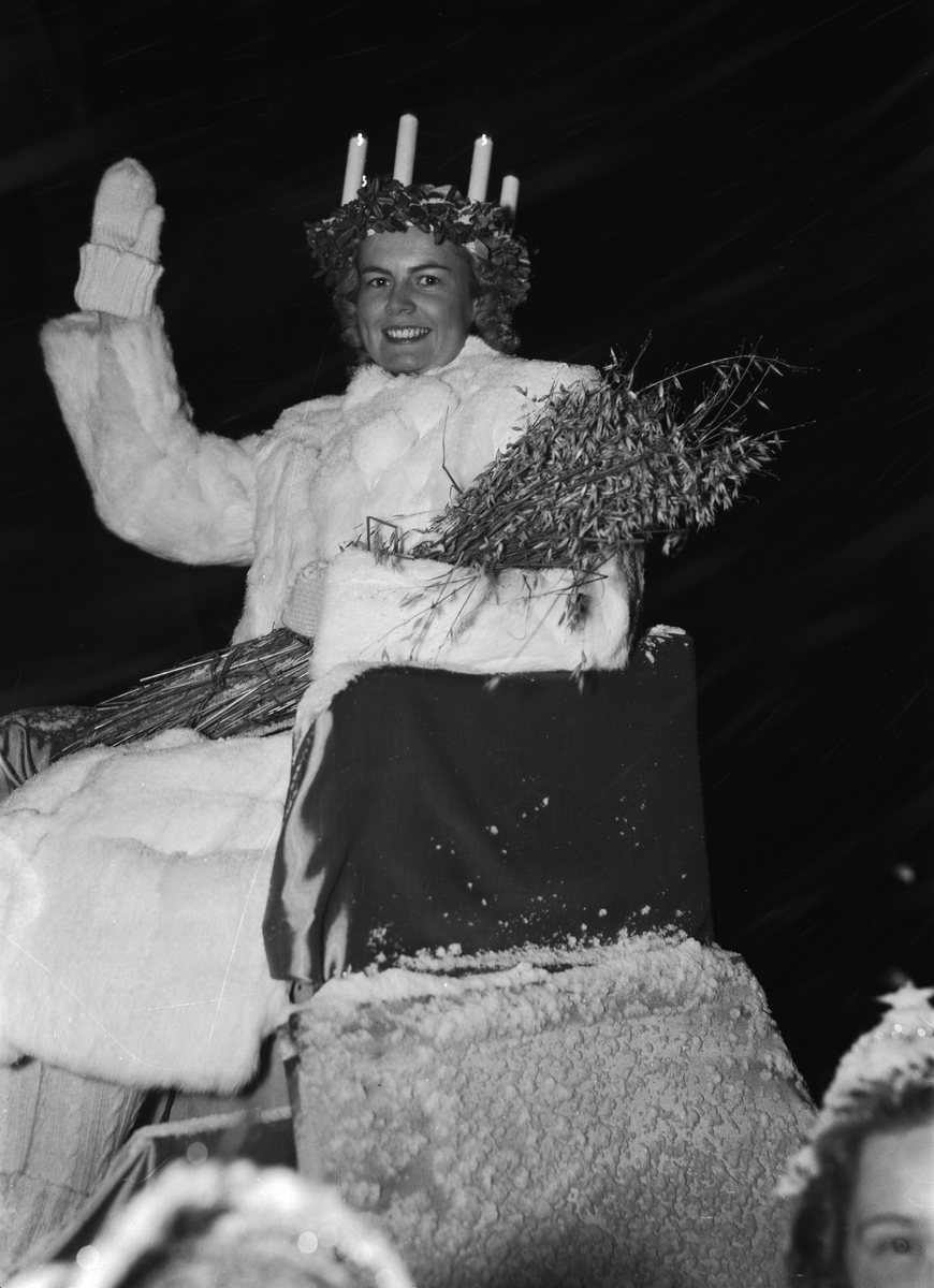 Paul Sandberg, Gunhild Jonsson, 1941 års Lucia "på sin tron hyllas i Odinslund"