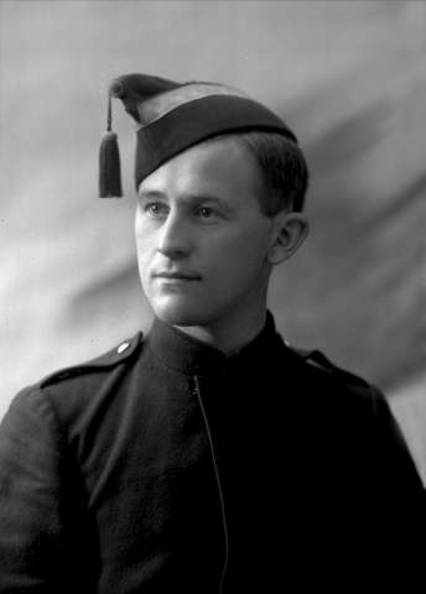 Gustav Borgen, Portrett, mann i gardistuniform. T. Rime.
