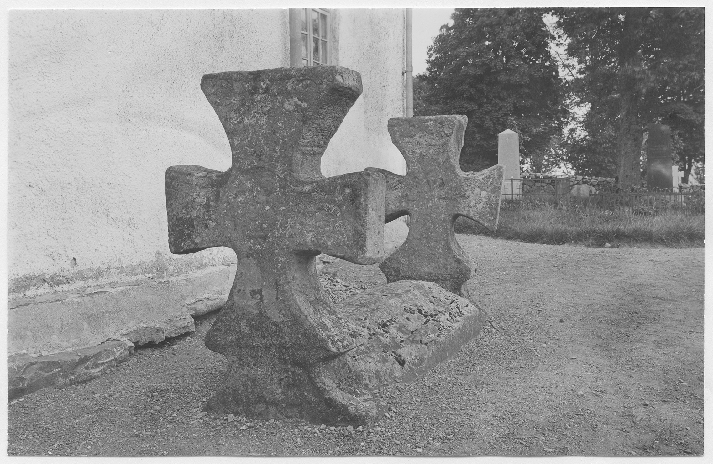 Mårten Sjöbeck, Kinneveds kyrka, romanskt gravmonument från 1100-talets slut