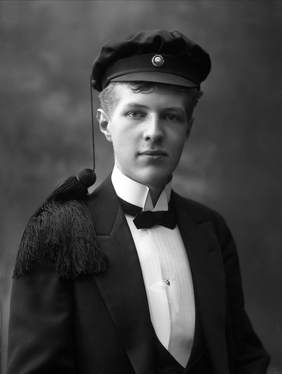 Gustav Borgen, Portrett, mann med studentlue. Student Ebbe Schelderup.