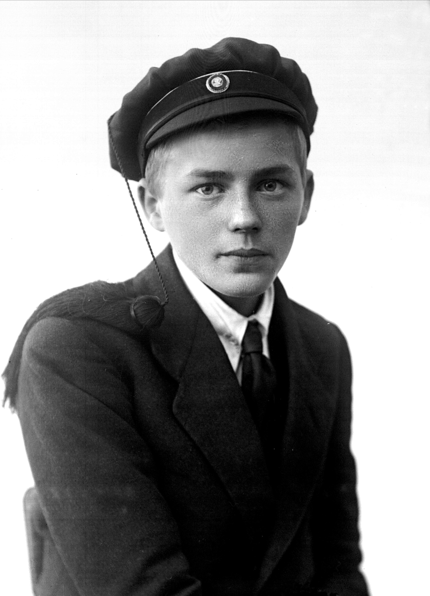 Gustav Borgen, Portrett, en mann med studentlue. Julian Olsen.