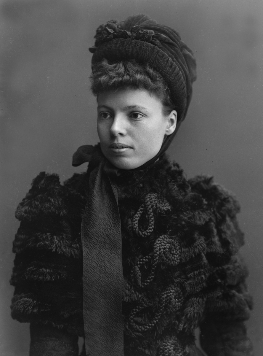 Maria Tesch, Porträttfotografi föreställande fröken B Ridderstad. Porträtt. Kvinna. Ateljéfotografi. Fotograferad i Maria Teschs ateljé som fanns i Linköping åren 1873 - 1936. Digitaliserad efter original glasnegativ som förvaras på Stiftsbiblioteket /Linköpings stadsbibliotek.