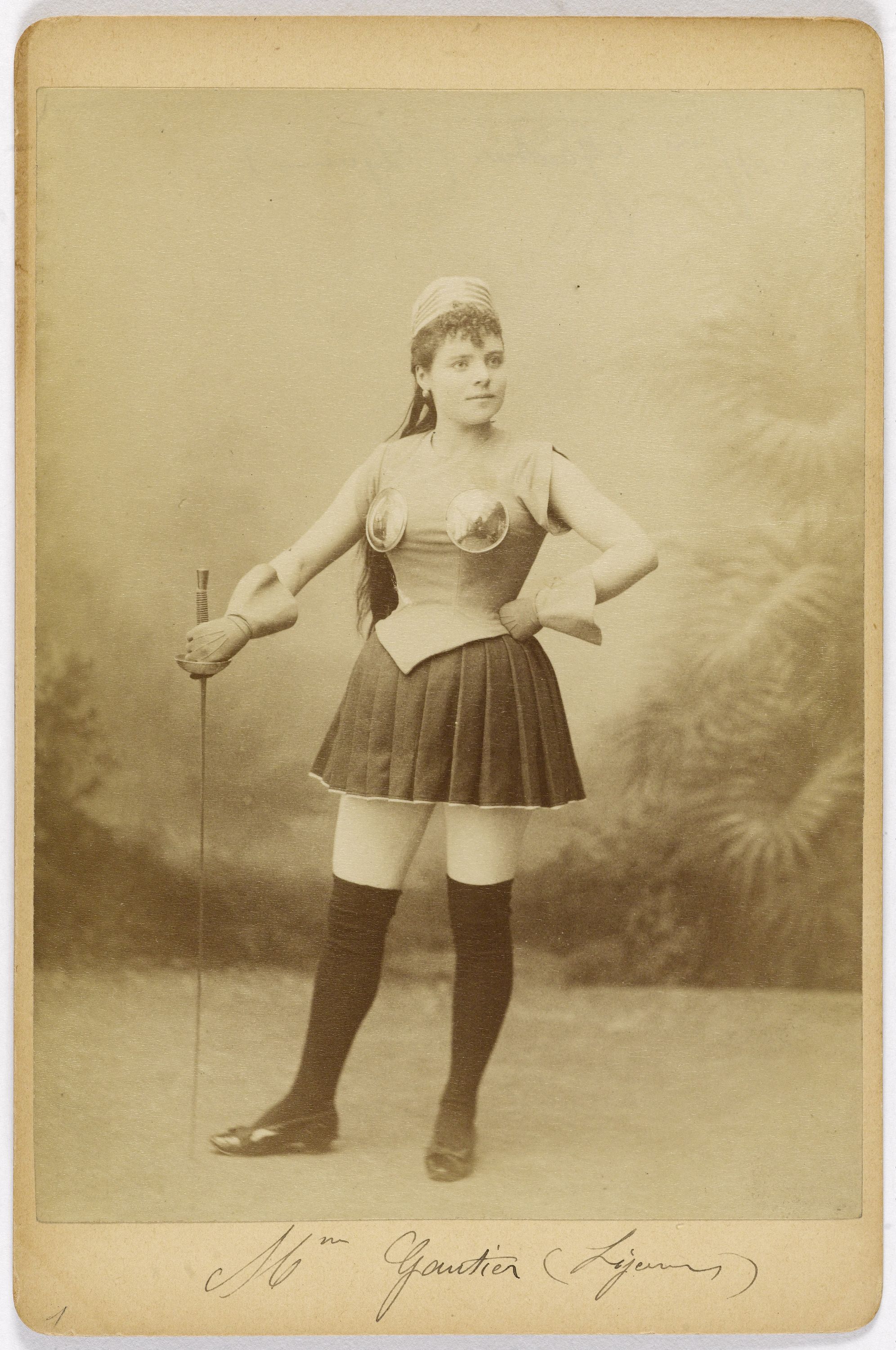 Anonyme, Portrait en pied de Madame Gautier, danseuse, en tenue d'escrime.