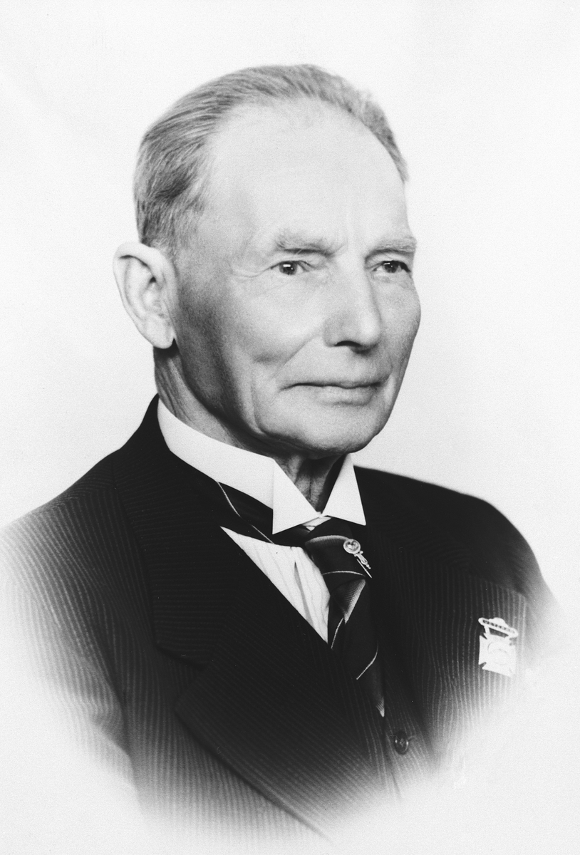 Anno Domkirkeodden, BAKERMESTER E. J. BERG. MEDLEM AV HAMAR HÅNDVERKERFORENING FRA 1911. STYREMEDLEM 1927-1940, FORMANN I 1936-1939. ÆRESMEDLEM FRA 7. NOVEMBER 1945
