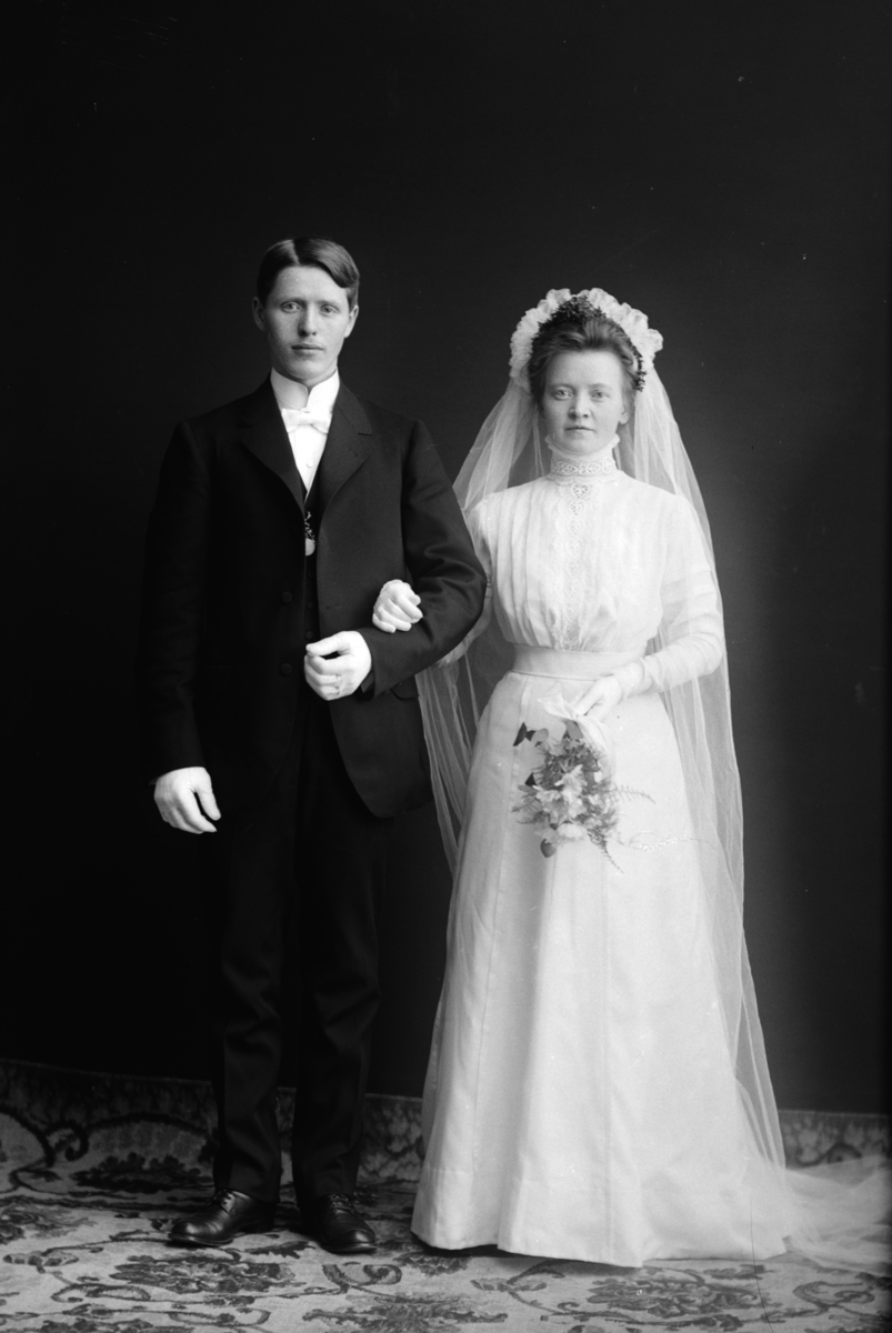 Christian Grundseth, HØGVOLD LARS, BRUDEPAR, 12507 Lars Høgvold (født 11. september 1888 i Løten, død 31. desember 1963 i Lillehammer) var en norsk skiløper. Han var en av landets beste skiløpere i tiden 1909-1926. I 1916 ble han tildelt Holmenkollmedaljen. Han representerte Lillehammer skiklubb. Lars Høgvold var aktiv…