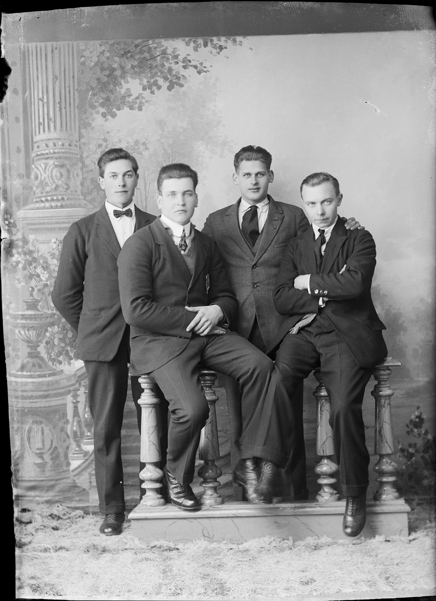 Skötsner-Edhlund, Ateljéporträtt - fyra män från Forsmark socken, Uppland 1924