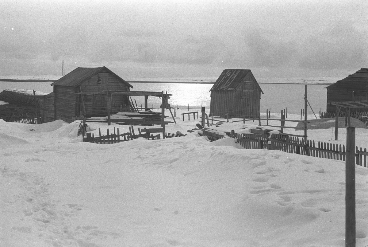 Ola Hanche-Olsen, Gjenreisning. Gamle hus i Vadsø. Påske 1947.