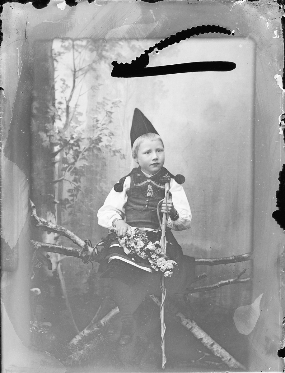 Skötsner-Edhlund, Ateljéporträtt - Ruth Skötsner klädd i folkdräkt, Östhammar, Uppland