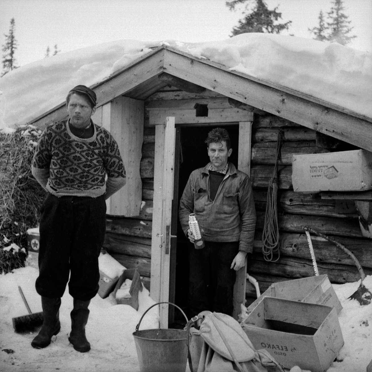 Anno Domkirkeodden, Kvilehytte, 2 tømmerhuggere foran, skogbruksarbeider, skogsverktøy, Berger Langmoen A/S, Brumunddal.