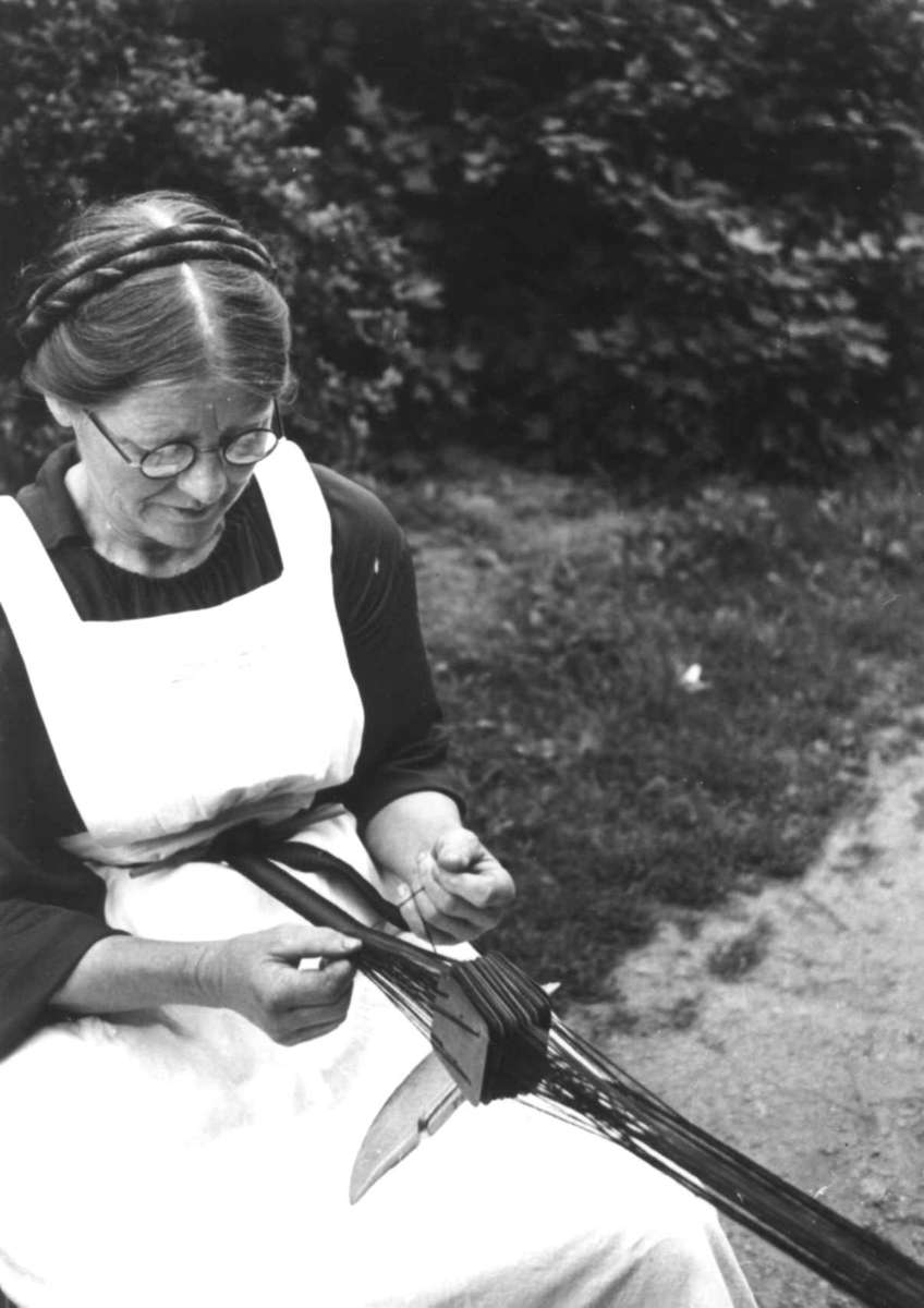 Anna Grostøl, Bø, Telemark 1940. Brikkeveving. Anne Kåsine vever hårbånd.