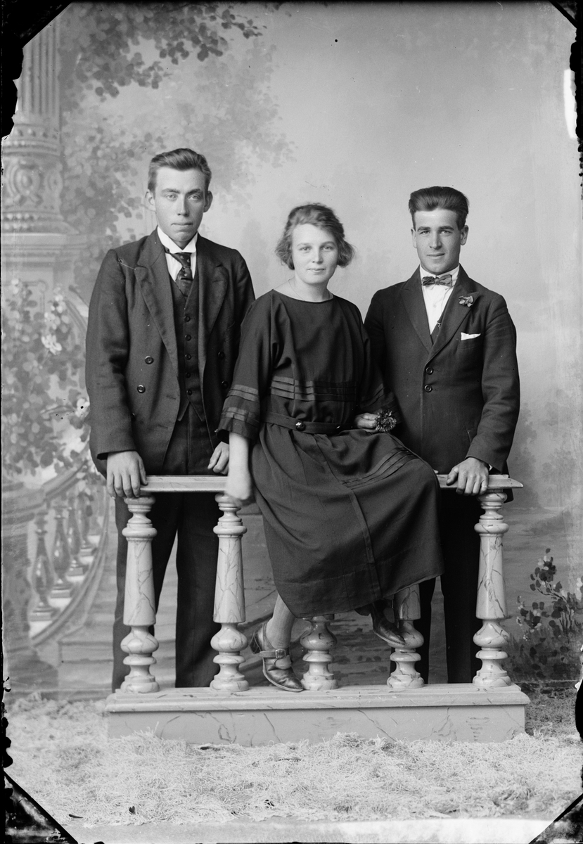 Skötsner-Edhlund, Ateljéporträtt - två män och en kvinna, Östhammar, Uppland 1924