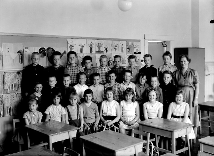 Sven Lindskog, Classroom interior, 27 schoolchildren with teachers.