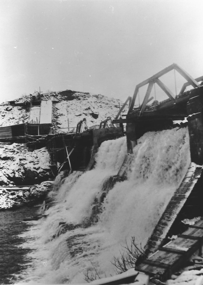 Per Magne Grue, Dam for kraftproduksjon. Fundin.