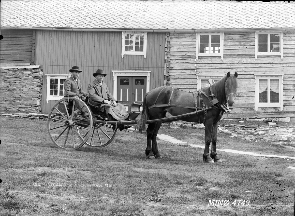 Peder J. Bredalslien, hest, kariol, hus, personer, klær