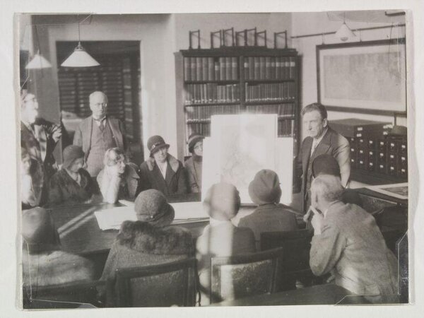 Hoppé, Emil Otto, Lecture, Victoria & Albert Museum