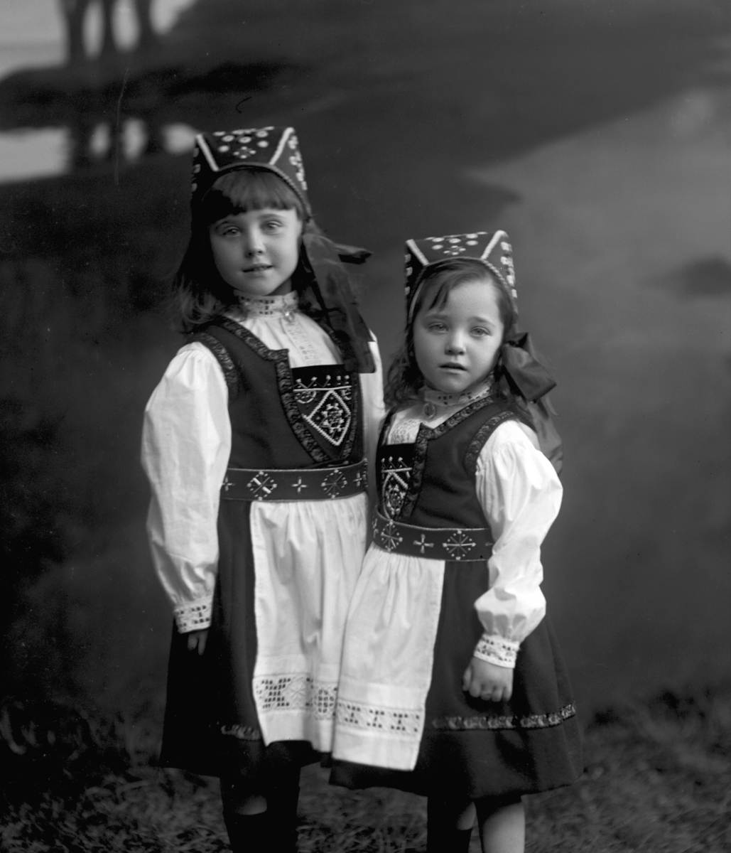 Gustav Borgen, Gruppeportrett, familiebilde. To småpiker i bunad.
