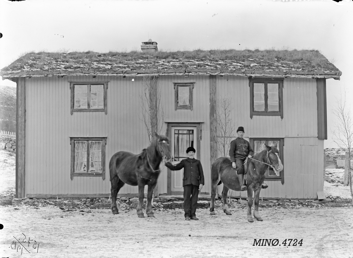 Peder J. Bredalslien, hest, hus, rytter,