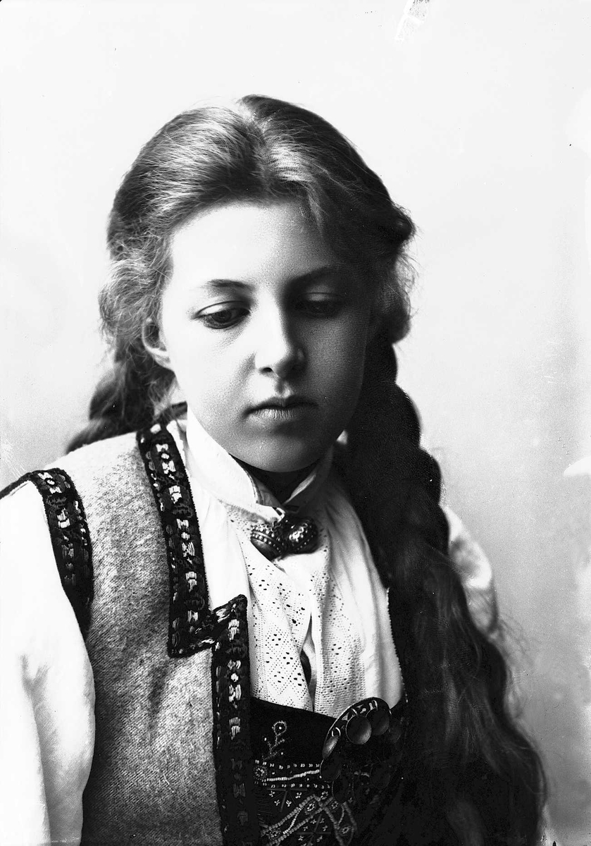 Solveig Lund, Studioportrett av kvinne i drakt med fletter.