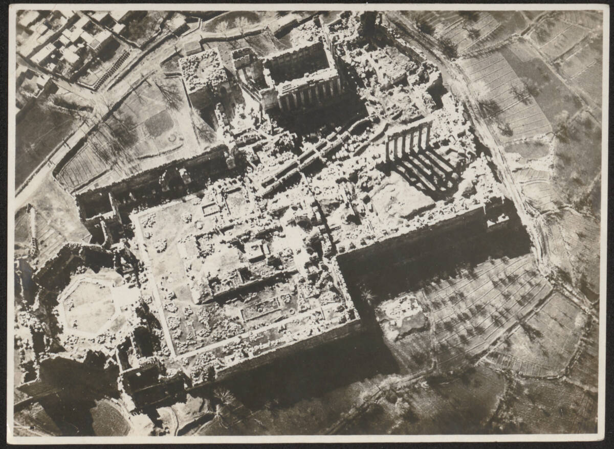 Anonym, Lufaufnahme der Akropolis von Baalbek