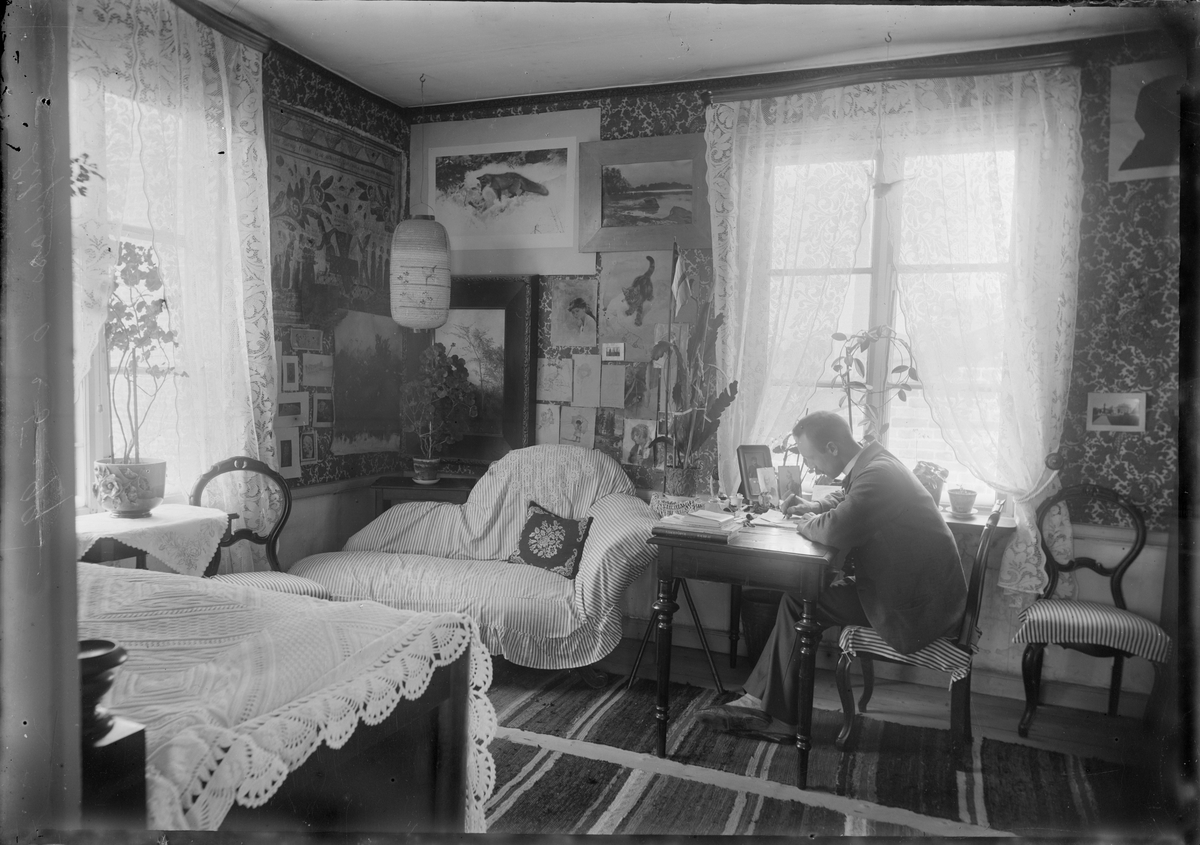 Henri Osti's Fotografiateliér, Tonsättaren Ruben Liljefors i hemmiljö, Svartbäcksgatan 37, Uppsala 1899