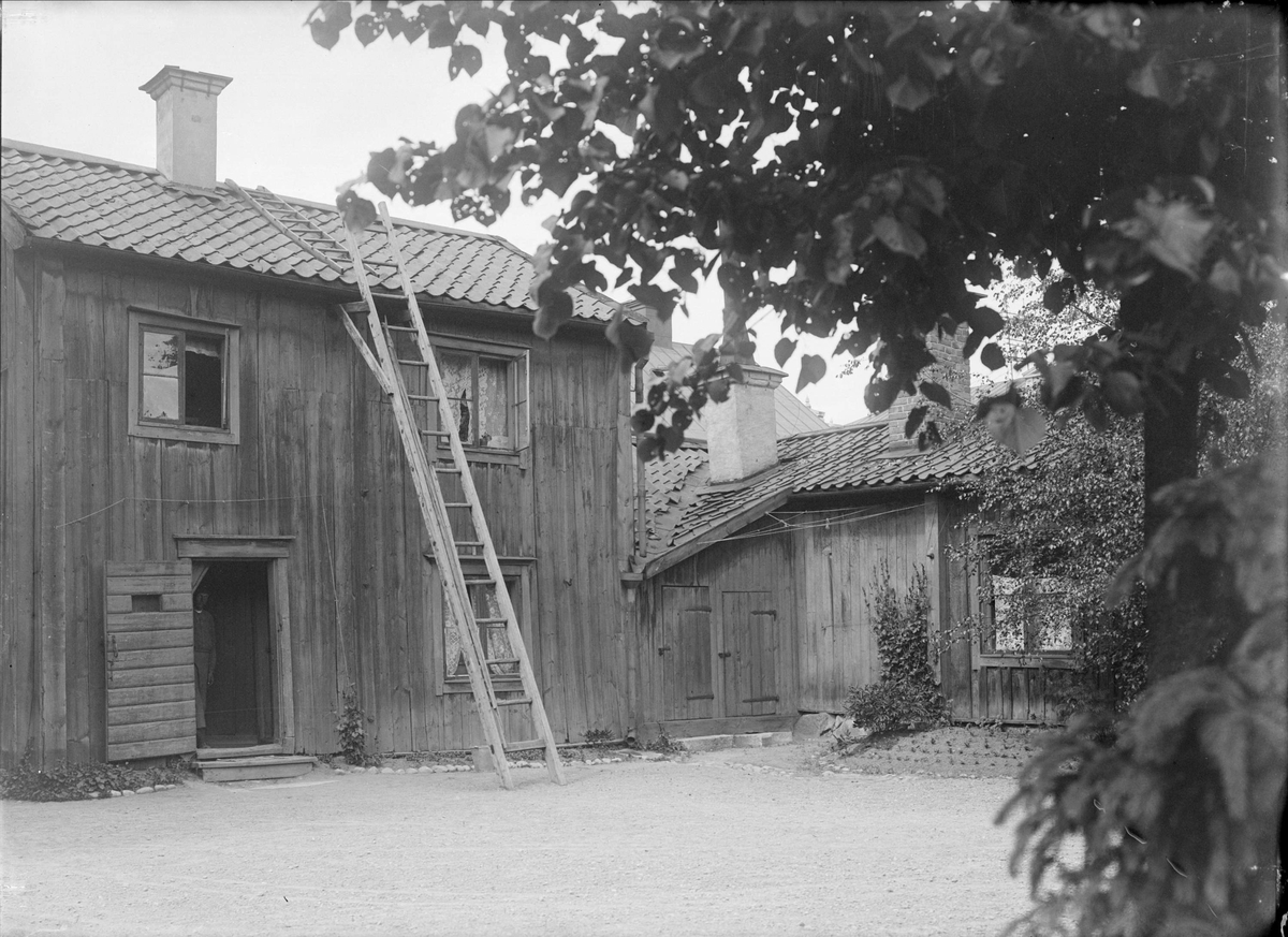 Alfred Dahlgren, Gårdsinteriör, Linnégatan 11, kvarteret Toven, Dragarbrunn, Uppsala 1908