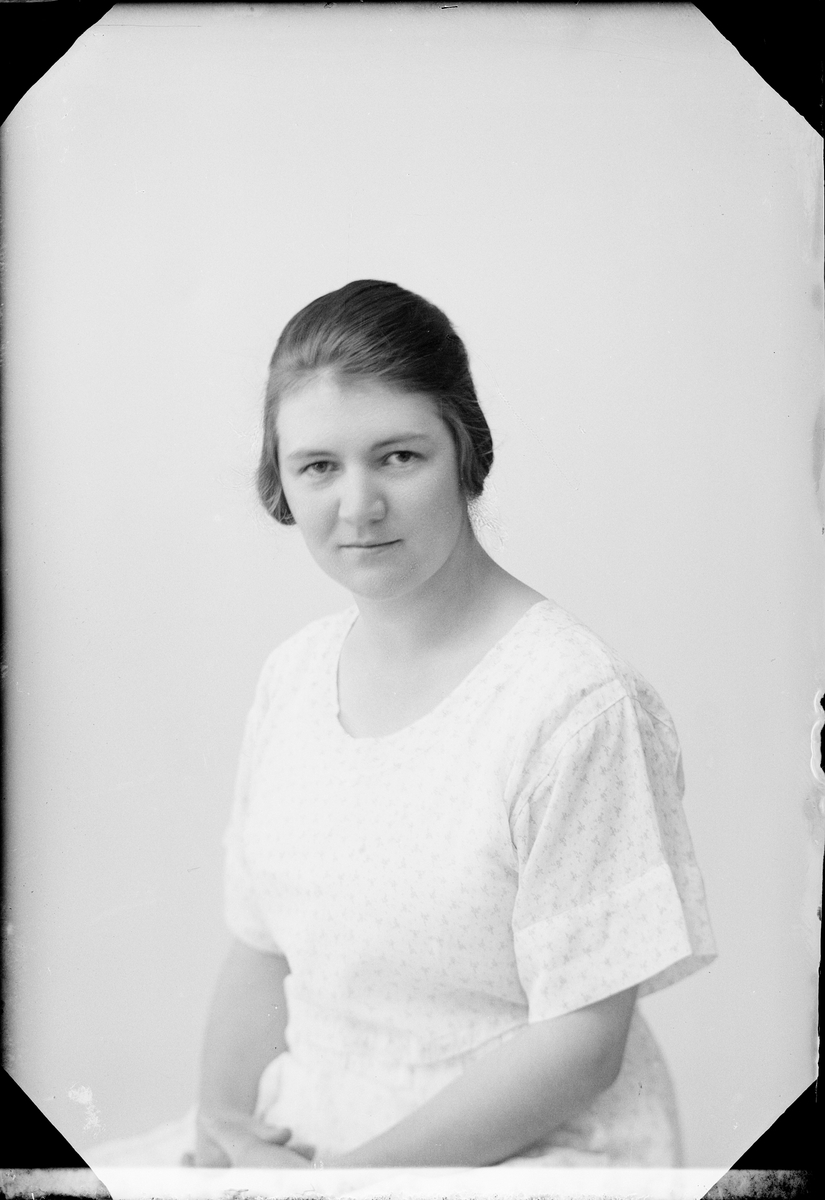 Skötsner-Edhlund, Ateljéporträtt - Anna Eriksson från Johannisfors, Forsmark socken, Uppland 1922