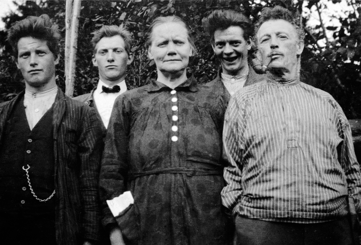 Anno Domkirkeodden, Familien Viken i Sandvoldsveen under Sandvold, Nes, Hedmark. Fra venstre er Konrad f.1902, Laurits (1900-1944), Gina f.1873, Anton f.1877, Bernhardt f.1899.