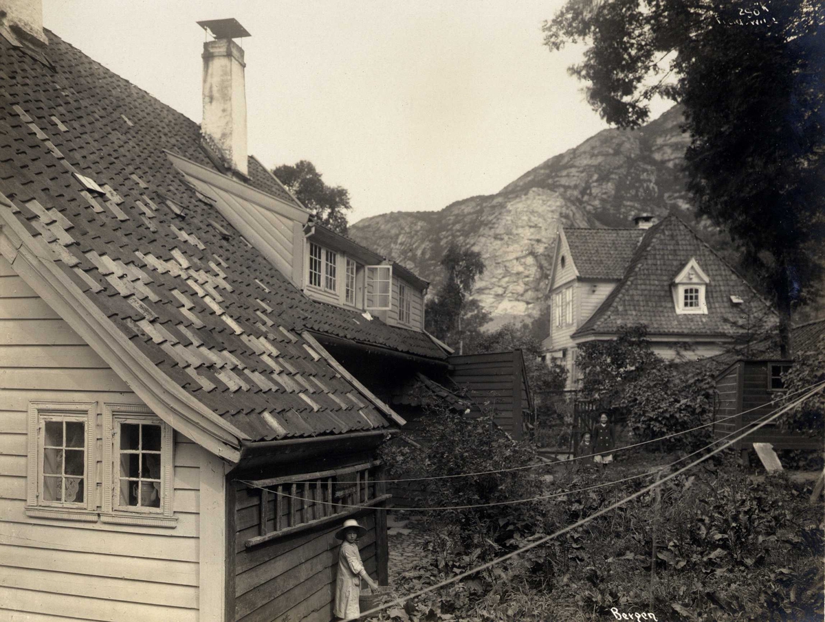 Anders Beer Wilse, Bakgård med trehusbebyggelse, Sandviken, Bergen, Hordaland. Fotografert 1912.