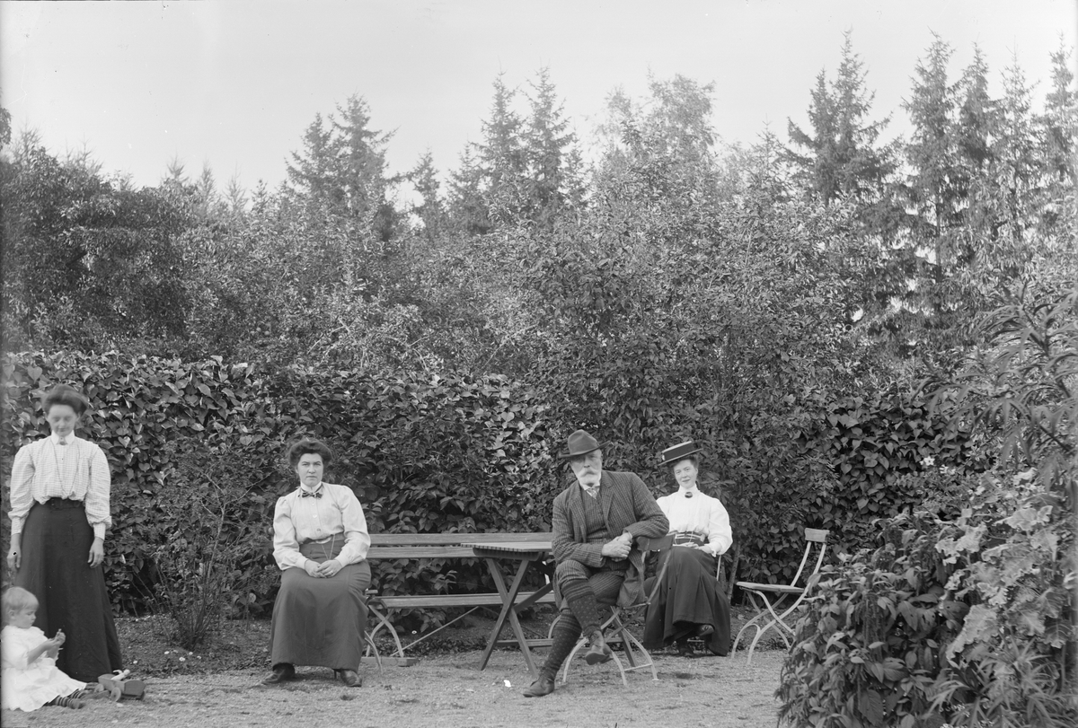 Henri Osti's Fotografiateliér, I bersån, ombudsman Carl Björks sommarställe, Vilan, Uppsala 1883