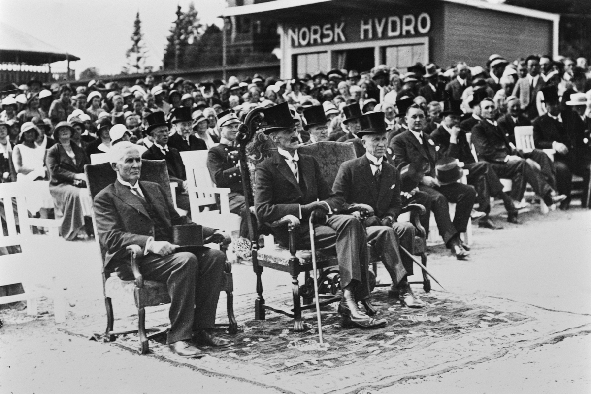 Anno Domkirkeodden, Kong Haakon VII under åpninga av den store varemessa på Ridehustomta i Hamar. Det var over 100 000 besøkende på messen. Tv: tidligere landbruksminister og stortingsrepresentant Johan E. Mellbye fra Nes, t. h. for kong Haakon fylkesmann Knud Øyen.