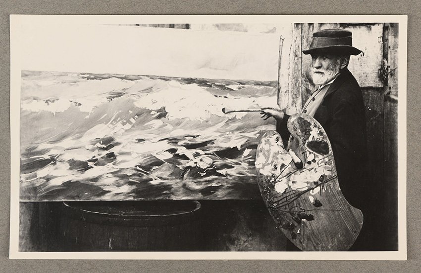 Hermann Schweitzer, Karl Hagemeister mit Hut vor einem seiner Gemälde, wohl Ende 1920er Jahre (späterer Abzug)