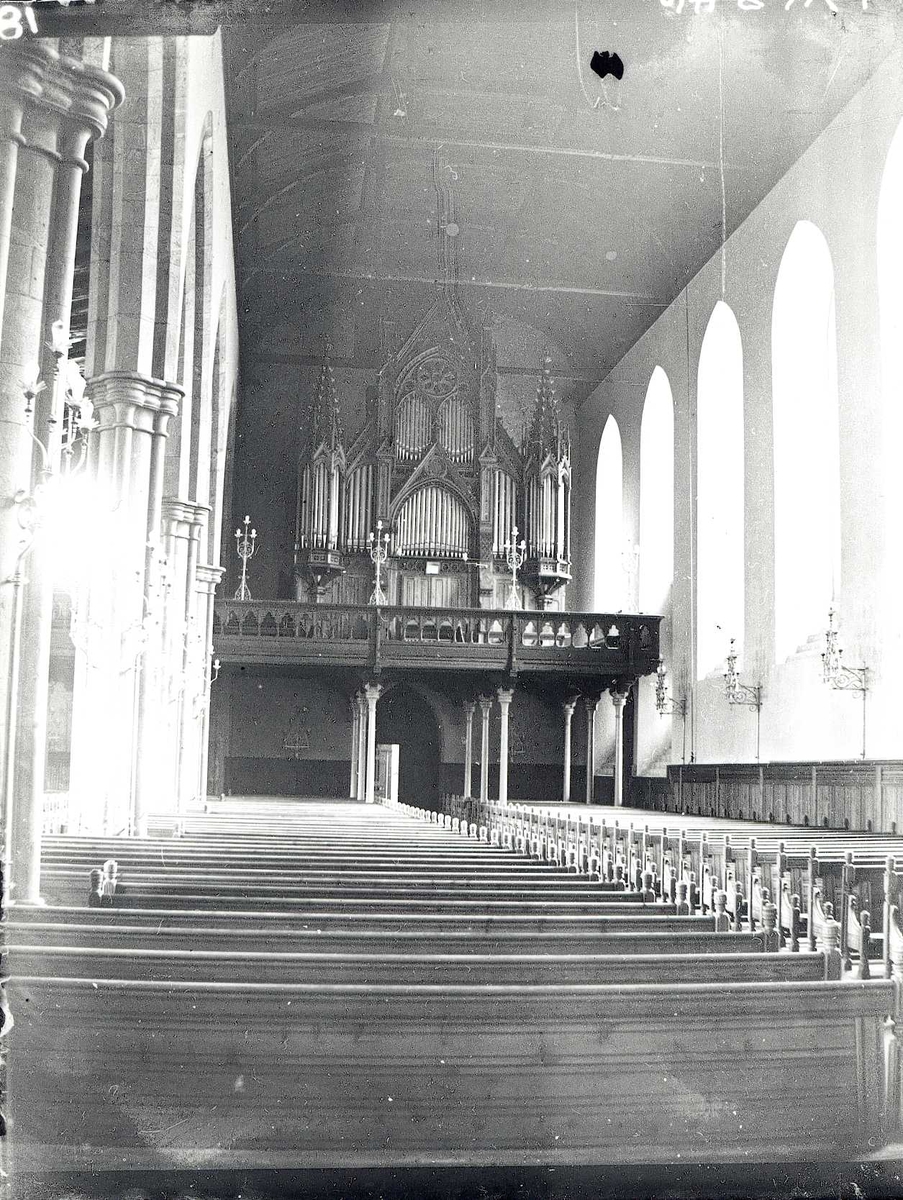 Tom Kent, Interiør fra Bergen Domkirke, med orgel.