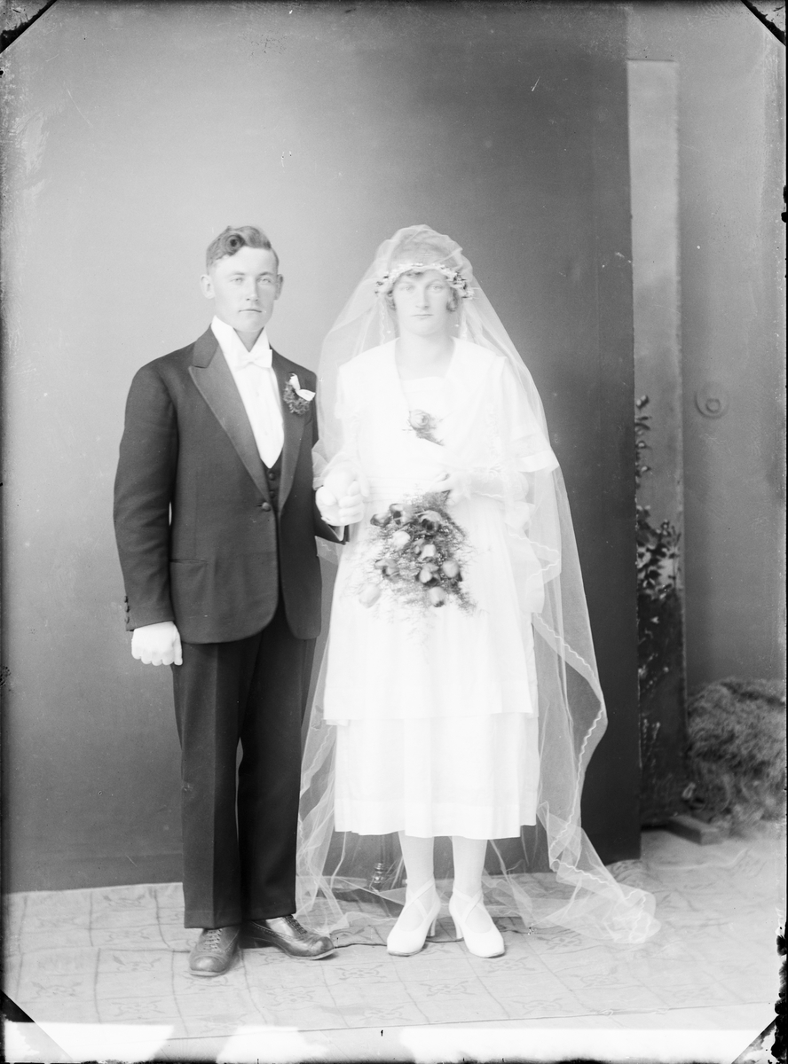 Skötsner-Edhlund, Brudparet Wallin från Lysta, Hökhuvuds socken, Uppland 1922